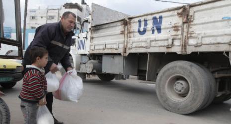 يحملان مساعدات الامم المتحدة في غزة أمس (سعيد خطيب ــ أ ف ب)