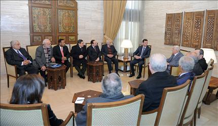 الأسد خلال لقائه وفد «المبادرة الشعبية العربية لمناهضة التدخل الأجنبي في سوريا ودعم الحوار والإصلاح» في دمشق أمس (أ ف ب) 