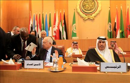 حمد بن جاسم والعربي والدابي خلال اجتماع المجلس الوزاري العربي في القاهرة أمس (أ ف ب) 