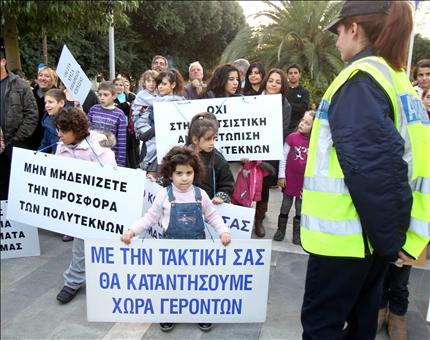 اطفال يشاركون اهاليهم في تظاهرة ضد التقشف امام البرلمان في نيقوسيا امس (رويترز) 
