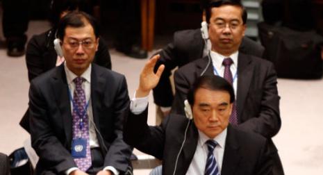 السفير الصيني لي باو دونغ يرفع شارة الفيتو في مجلس الامن الاسبوع الماضي (اليسون جويس ــ رويترز)