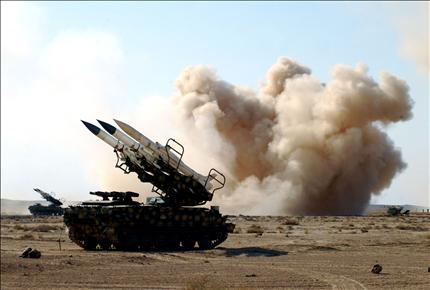 صورة وزعتها «سانا» أمس لإطلاق صواريخ أرض ـ جو ضد الطائرات خلال مناورات جوية وبحرية سورية (أ ف ب) 