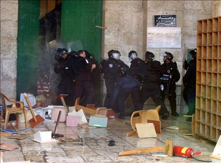 عناصر من شرطة الاحتلال الإسرائيلي على مدخل المسجد الأقصى في القدس المحتلة أمس (أ ب أ) 