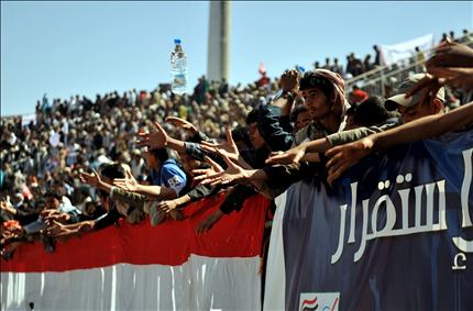 يمنيون يطلبون تزويدهم بالمياه خلال تجمع داعم لهادي في صنعاء امس (ا ب ا) 