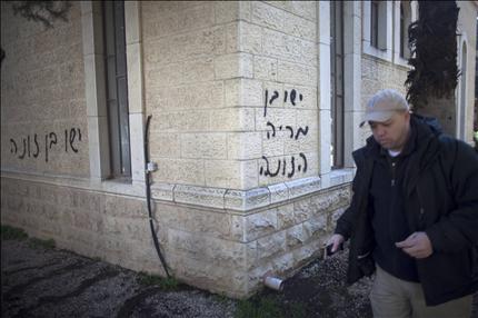 عبارات عنصرية على جدران الكنيسة المعمدانية في القدس المحتلة أمس (أ ف ب) 