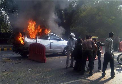 النيران تشتعل في السيارة التابعة للسفارة الإسرائيلية في نيودلهي أمس (أ ب) 