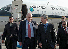 جون نيغروبونتي، نائب وزيرة الخارجية الأمريكية لدى وصوله إلى مطار طرابلس الدولي يوم 17 أبريل 2007