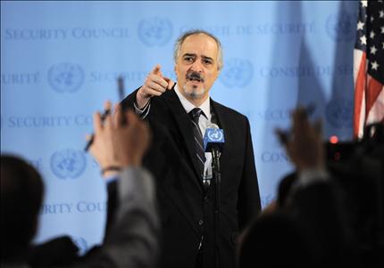 المندوب السوري لدى الأمم المتحدة بشار الجعفري بعد انتهاء جلسة مجلس الأمن أمس (أ ف ب) 