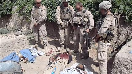 الجنود الأميركيون يتبولون على جثث مقاتلي طالبان (أ ف ب) 