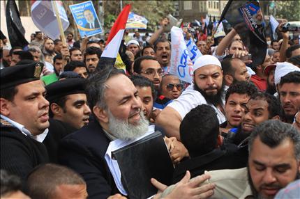 حازم أبو إسماعيل محاطاً بقوات الأمن وأنصاره أمام محكمة القضاء الإداري في القاهرة أمس (أ ف ب) 