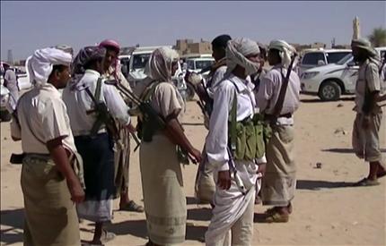 عناصر من القبائل اليمنية الموالية للجيش اثناء استعدادها لضرب «القاعدة» في لودر في محافظة أبين امس (ا ف ب) 