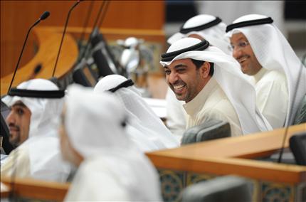 وزير الإعلام الكويتي الشيخ محمد عبد الله المبارك الصباح ضاحكاً خلال جلسة استجوابه في مجلس الأمة في الكويت أول أمس (ا ب) 