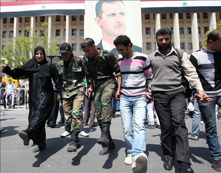 سوريون يرقصون احتفالاً في اليوم الأول من سريان إعلان وقف العنف في دمشق أمس (أ ف ب) 
