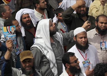 اسلاميون في ميدان التحرير في القاهرة امس (د ب ا) 