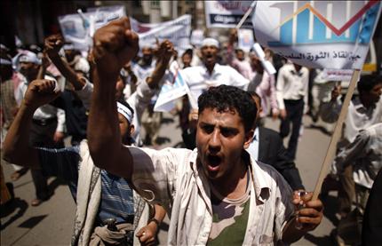 يمنيون معارضون يتظاهرون دعماً لانقاذ الثورة في صنعاء امس (رويترز) 