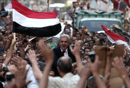 المرشح الرئاسي حمدين صباحي بين انصاره في مدينة المنزلة امس الاول (ا ف ب) 