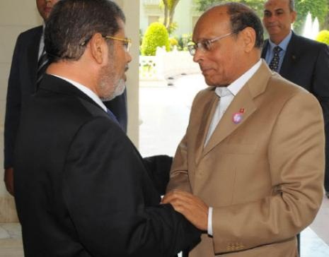 مرسي يستقبل الرئيس التونسي منصف المرزوقي في القاهرة أمس (محمد سماحة ـ رويترز) 