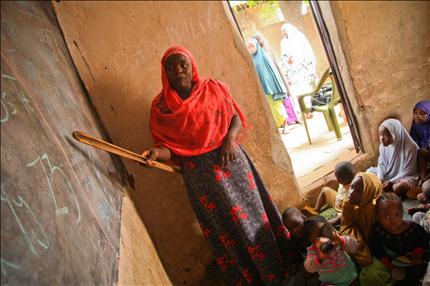 أطفال نيجيريون يدرسون في احدى المدارس المجانية في كادونا في شمالي نيجيريا. (أ ف ب) 