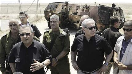 رئيس الوزراء الاسرائيلي بنيامين نتنياهو ووزير الدفاع ايهود باراك يتفقدان موقع العملية في سيناء. (أ ف ب) 
