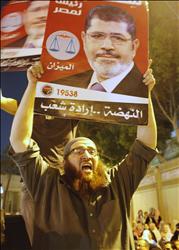 إسلامي مؤيد لمرسي خلال اعتصام في ميدان التحرير ليل أمس الأول (رويترز) 