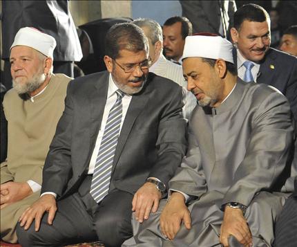 مرسي وشيخ الأزهر أحمد الطيب في جامع الأزهر أمس (رويترز) 