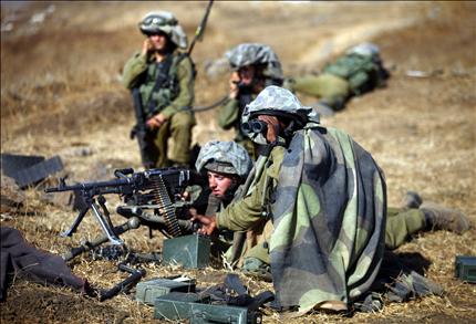 جنود إسرائيليون خلال المناورات في الجولان أمس (أ ب أ)