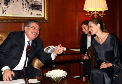 أنجيلينا جولي خلال لقائها مع وزير الداخلية التركي