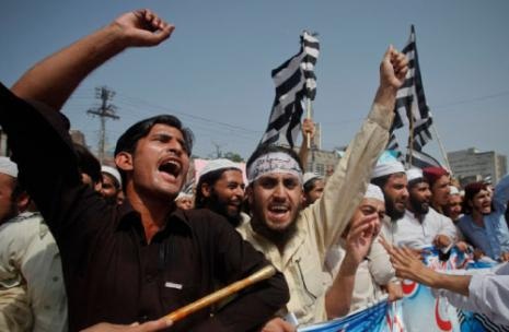 مناصرون لجماعة «امة الاسلام» الباكستانية في اسلام آباد أمس (فياز عزيز ــ رويترز) 