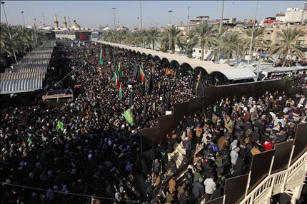 مشاركون في إحياء ذكرى أربعين الإمام الحسين في كربلاء أمس (رويترز) 
