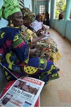 ينتظرن دورهن للتبرع بالدم في احد مستشفيات العاصمة بماكو (ايسوف سانوغو ـ أ ف ب)