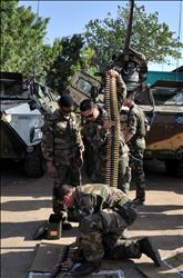 جنود فرنسيون ينطلقون من قاعدة عسكرية في باماكو لمواكبة العمليات في مالي (أ ف ب) 