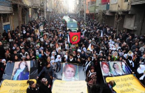 آلاف الأكراد يشاركون في تشييع الناشطات الثلاث في ديار بكر أمس (محمد أنجين ــ أ ف ب) 