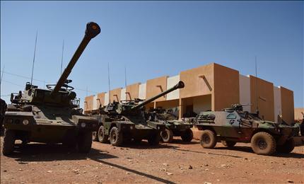 مدرعات فرنسية في قاعدة عسكرية قرب العاصمة المالية باماكو أمس (أ ف ب) 