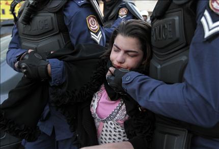 الفتاة البحرينية أثناء اعتقالها في المنامة، أمس. (أ ب) 