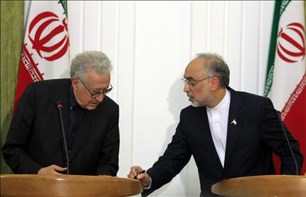 صالحي والإبراهيمي خلال مؤتمرهما الصحافي المشترك في طهران أمس (أ ب أ) 