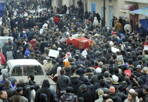 اشتباكات بين الأمن التونسي ومشيعي جثمان شكري بلعيد قرب مقبرة الجلاز في تونس العاصمة