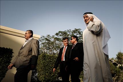 ممثلو المعارضة البحرينية، حسن العالي، وحافظ حافظ، وحميد الملا، وجميل كاظم يصلون إلى جلسة الحوار في منتجع العرين في جنوبي المنامة أمس (أ ف ب) 