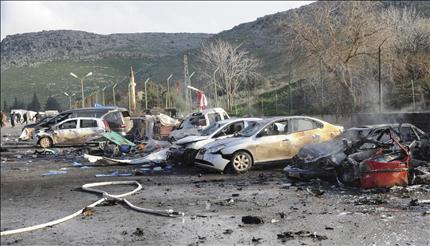 سيارات محترقة جراء انفجار السيارة على معبر باب الهوى الحدودي بين تركيا وسوريا امس (رويترز) 