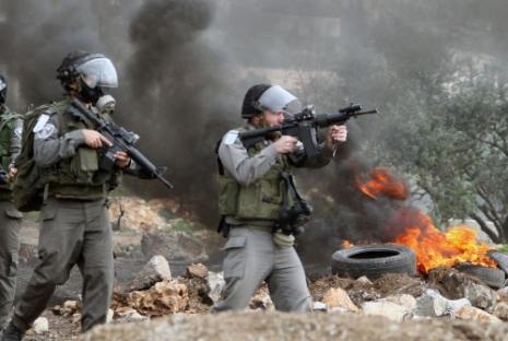 جنديان للاحتلال يطلقان النار باتجاه محتجين فلسطينيين في كفر قدوم بالضفة (جعفر أشتيه ــ أ ف ب) 