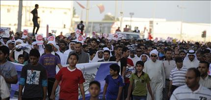 بحرينيون يتظاهرون في سترة جنوب المنامة امس (ا ب ا) 
