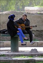 شاب سوري يعزف على الغيتار لفتاة في دمشق امس (ا ف ب) 