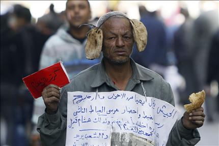 متظاهر مصري في ميدان التحرير أمس (رويترز) 