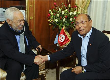 المرزوقي والغنوشي يتصافحان خلال مشاورات البحث عن رئيس حكومة في تونس، أمس. (أ ب) 