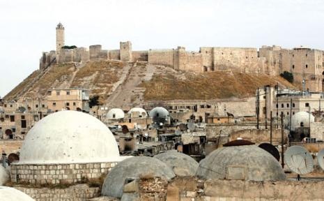 ترابط قوة من الجيش السوري في قلعة حلب التي تعرض بابها الخارجي للقصف (رويترز)