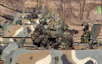 جنود من الجيش الكوري الجنوبي خلال مناورة عسكرية أجروها بالقرب من بلدة بانمونجوم في كوريا الجنوبية أمس (أ ب) 