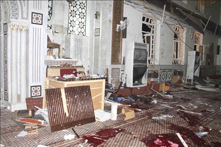 دماء ودمار داخل مسجد الايمان في وسط دمشق بعد التفجير الانتحاري داخله امس (رويترز) 