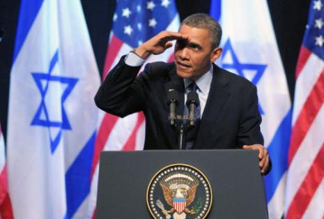 أوباما يركز نظره خلال خطابه في «مباني الأمة» ليرى من يهتف من الحضور ويسأله «هل جئت من أجل السلام، أم لإعطاء إسرائيل المزيد من السلاح لقتل الشعب الفلسطيني؟» (مانديل نغان ــ أ ف ب) 