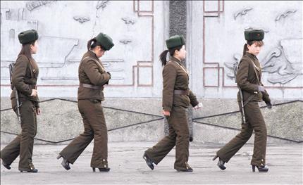 مجندات من كوريا الشمالية يشاركن في دورية عسكرية في مدينة سينويجو بالقرب من الحدود مع الصين أمس (رويترز) 