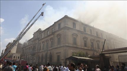 عناصر الاطفاء يحاولون اخماد الحريق في المحكمة وسط القاهرة امس (رويترز) 