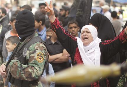 والدة الأسير المحرر إبراهيم بارود تحتفل بالإفراج عنه بعدما قضى 27 عاماً في المعتقل الإسرائيلي في مخيم جباليا في شمال قطاع غزة أمس (أ ف ب) 